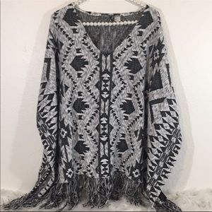 🔆 H&M knit short sleeve poncho sweater Jacquard